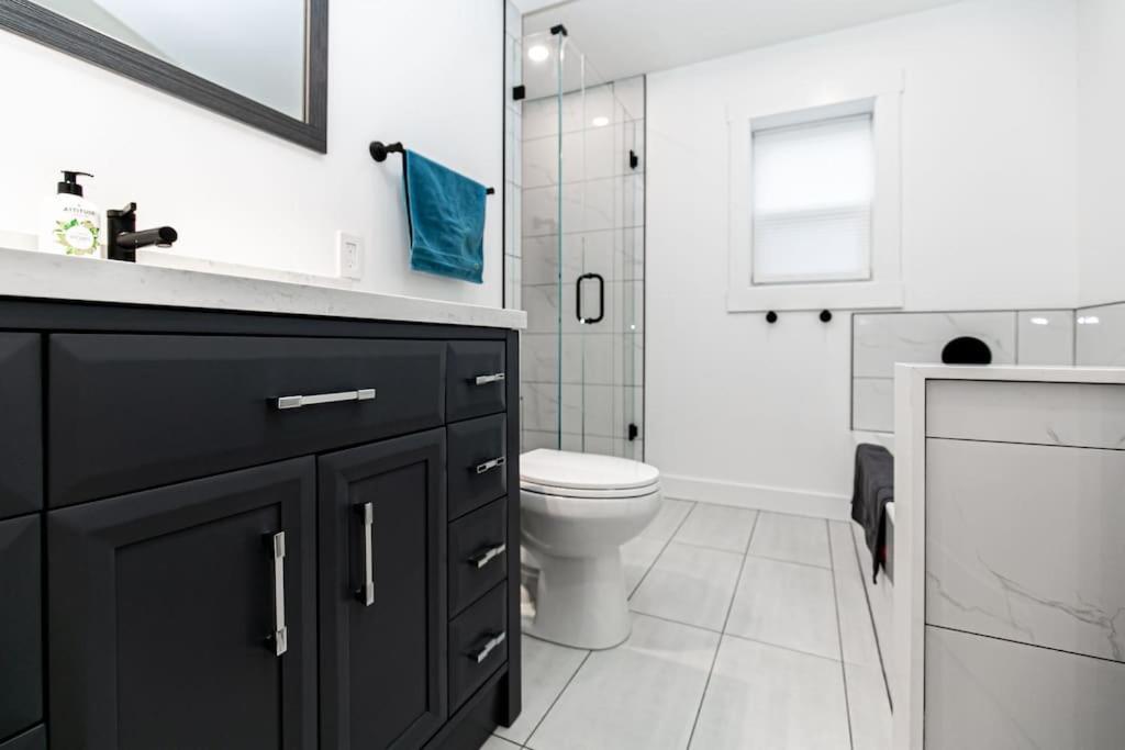 Lovely 1 Bedroom Suite Near Town Victoria Exterior foto