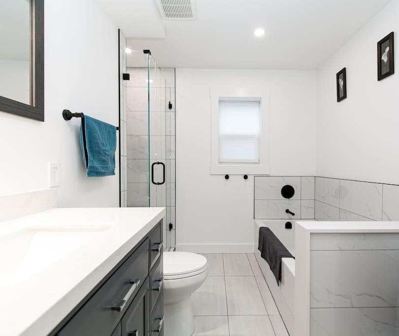 Lovely 1 Bedroom Suite Near Town Victoria Exterior foto
